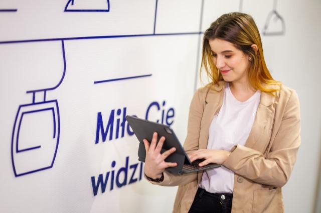 Dział Metodyki Nauczania | Uniwersytet WSB Merito Chorzów: studentka z laptopem