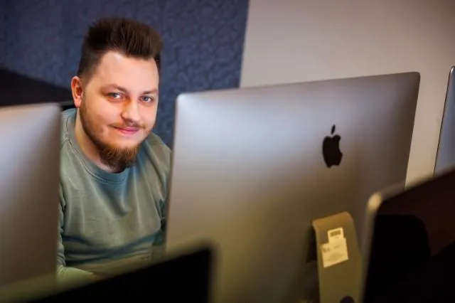 Zarządzanie projektami IT | Studia I stopnia w Chorzowie | Uniwersytet WSB Merito Chorzów: student siedzący przy komputerze