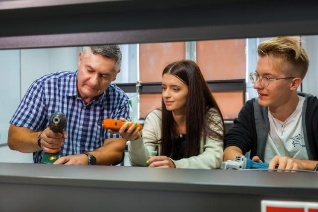 Logistyka - dla inżynierów | Studia II stopnia w Chorzowie | Uniwersytet WSB Merito Chorzów: studenci omawiający wykorzystanie sprzętu w sali