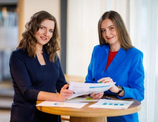 Controlling i audyt wewnętrzny | Studia podyplomowe w Chorzowie | Uniwersytet WSB Merito Chorzów: studenci omawiający zadanie