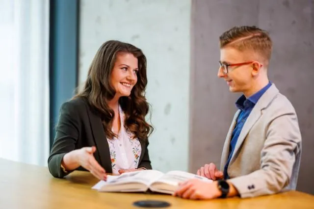Business English with German | Studia I stopnia w Chorzowie | Uniwersytet WSB Merito Chorzów: studenci czytający książkę