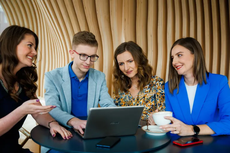 Cyfrowy uniwersytet | Uniwersytet WSB Merito Chorzów: studenci omawiający zadanie