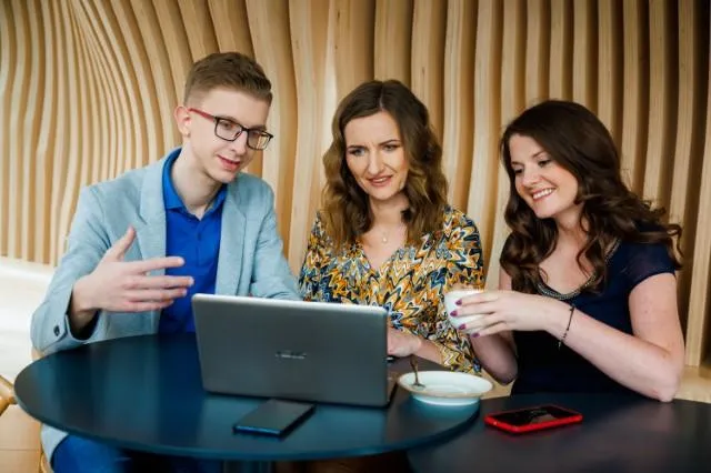 Wizaż i stylizacja | Studia I stopnia w Chorzowie | Uniwersytet WSB Merito Chorzów: studenci omawiający zadanie
