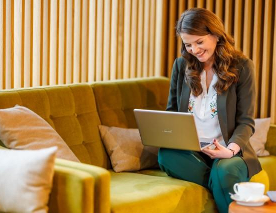 Przygotowanie pedagogiczne dla psychologów | Studia podyplomowe w Chorzowie | Uniwersytet WSB Merito Chorzów: studentka z laptopem