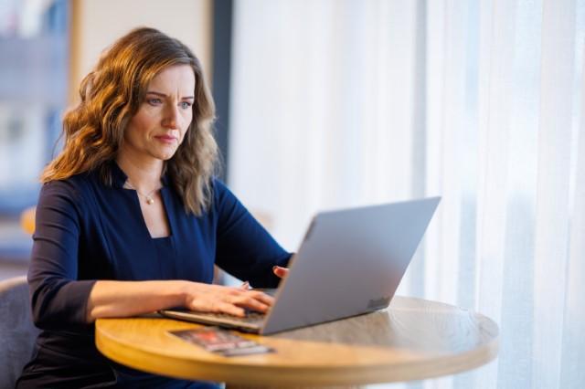 Digital marketing | Studia I stopnia w Chorzowie | Uniwersytet WSB Merito Chorzów: student z laptopem