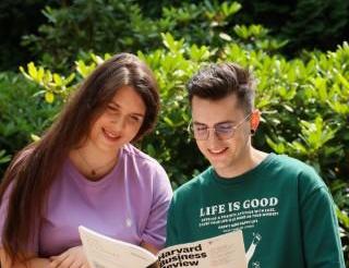 Studia II stopnia z podyplomowymi w Chorzowie | Uniwersytet WSB Merito Chorzów: studenci czytający książkę w parku