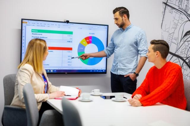 Marketing i sprzedaż | Studia II stopnia w Chorzowie | Uniwersytet WSB Merito Chorzów: studenci omawiający projekt