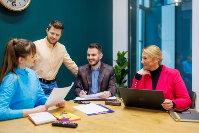 Lean Logistics | Studia I stopnia w Chorzowie | Uniwersytet WSB Merito Chorzów: studenci prowadzący dyskusję