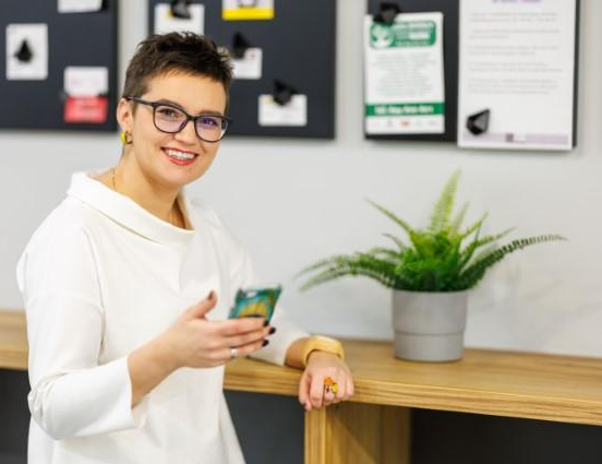 Marketing w cyfrowej transformacji | Studia I stopnia w Chorzowie | Uniwersytet WSB Merito Chorzów: studentka z telefonem