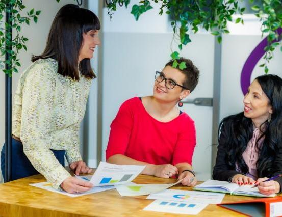 V Konferencja planistyczna „Planowanie i zagospodarowanie przestrzenne. Decyzje o warunkach zabudowy” | Uniwersytet WSB Merito Chorzów: studenci omawiający projekt