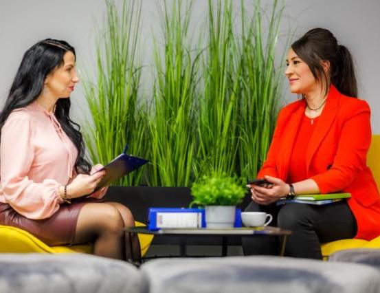 Stypendia i zniżki | Uniwersytet WSB Merito Chorzów: studentki rozmawiające ze sobą