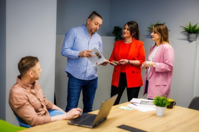 Praktyczny marketing internetowy | Studia podyplomowe w Chorzowie | Uniwersytet WSB Merito Chorzów: studenci omawiający projekt 