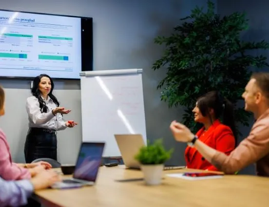 Lean Logistics | Studia II stopnia w Chorzowie | Uniwersytet WSB Merito Chorzów: studenci omawiający projekt