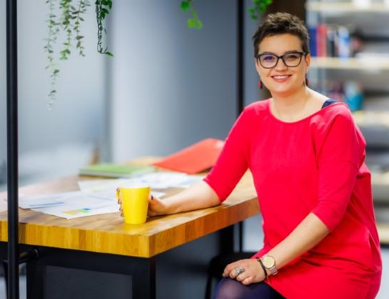 Oferty pracy | Uniwersytet WSB Merito Chorzów: studentka z kawą