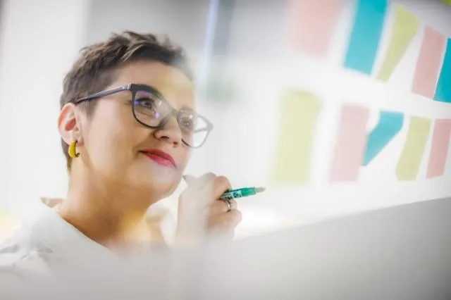 Wycena nieruchomości, studia podyplomowe: studentka robiąca notatki 