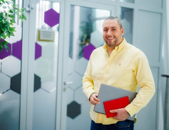 Controlling i audyt wewnętrzny | Studia podyplomowe w Chorzowie | Uniwersytet WSB Merito Chorzów: student z laptopem