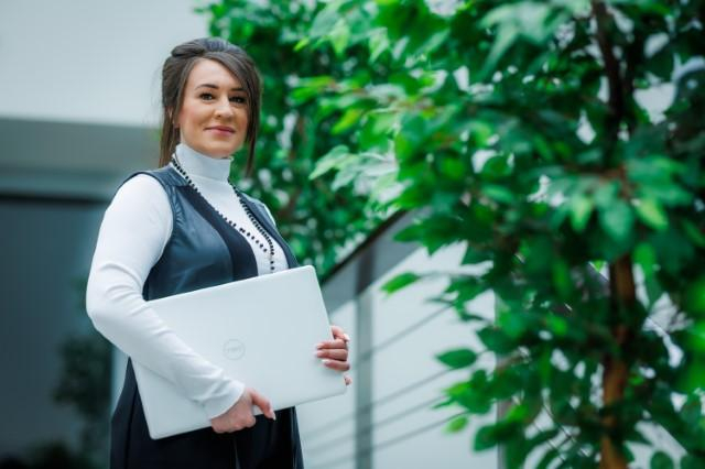 Zarządzanie | Studia II stopnia w Chorzowie | Uniwersytet WSB Merito Chorzów: studentka z laptopem