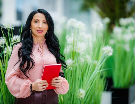 Kolegium doktorskie | Studia podyplomowe w Chorzowie | Uniwersytet WSB Merito Chorzów: studentka z zeszytem 