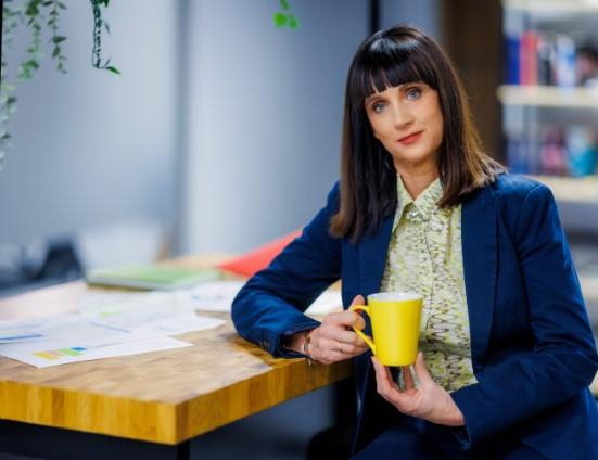 Marketing i sprzedaż | Studia II stopnia w Chorzowie | Uniwersytet WSB Merito Chorzów: studentka z kawą