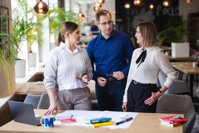 Centrum Badań i Komercjalizacji | Uniwersytet WSB Merito Chorzów: Główna grafika: Chorzów - Centrum badań i komercjalizacji - grupka dyskutujących ludzi