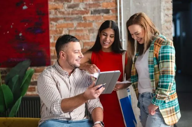 E-marketing | Studia I stopnia w Chorzowie | Uniwersytet WSB Merito Chorzów: studenci omawiający zadanie