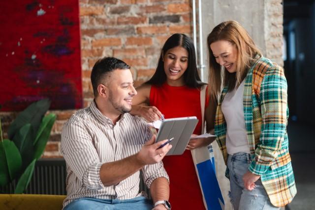 Strefa studenta | Uniwersytet WSB Merito Chorzów: studenci omawiający zadanie