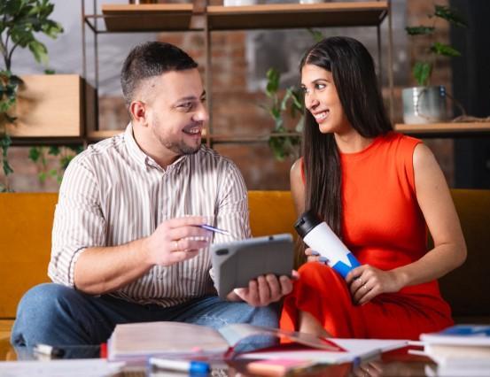 Szkoła Psychologii z Uniwersytetem WSB Merito Chorzów | Uniwersytet WSB Merito Chorzów: studenci rozmawiający ze sobą 