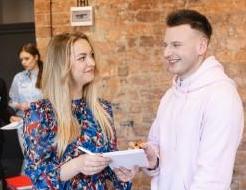 Programista Python | Studia I stopnia w Chorzowie | Uniwersytet WSB Merito Chorzów: studenci omawiający zadanie