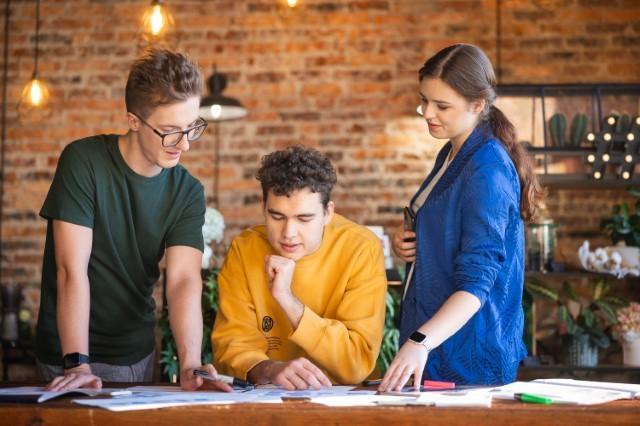 Stypendia i zniżki | Uniwersytet WSB Merito Chorzów: studenci pracujący nad projektem 
