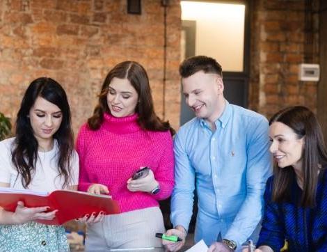 Studia II stopnia z podyplomowymi w Chorzowie | Uniwersytet WSB Merito Chorzów: studenci omawiający wspólnie projekt