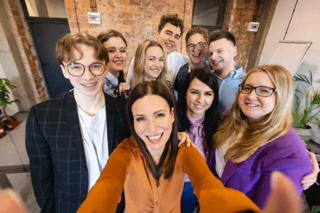 Szkoła Psychologii z Uniwersytetem WSB Merito Chorzów | Uniwersytet WSB Merito Chorzów: studenci robiący sobie selfie