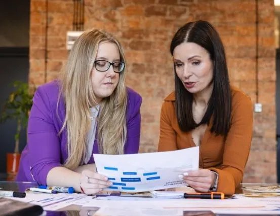Ekokosmetyka | Studia I stopnia w Chorzowie | Uniwersytet WSB Merito Chorzów: studentki omawiające projekt