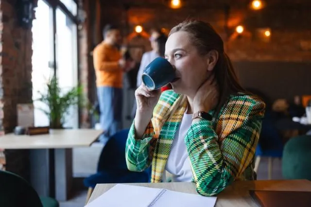 Zarządzanie | Studia I stopnia w Chorzowie | Uniwersytet WSB Merito Chorzów: studentka pijąca kawę