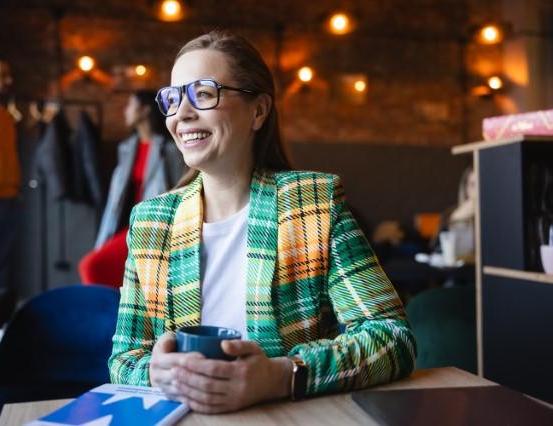 Informatyka | Studia I stopnia w Chorzowie | Uniwersytet WSB Merito Chorzów: studentka pijąca kawę w kawiarni