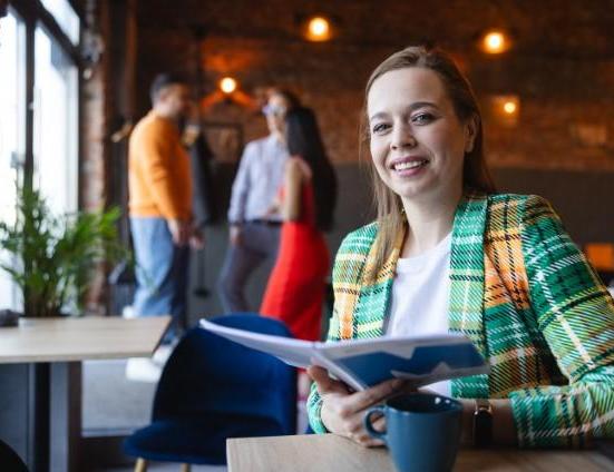 Frontend Developer | Studia I stopnia w Chorzowie | Uniwersytet WSB Merito Chorzów: studentka czytająca notatki