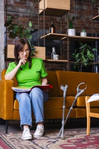 Zasady rekrutacji | Uniwersytet WSB Merito Chorzów: studentka niepełnosprawna, o kulach