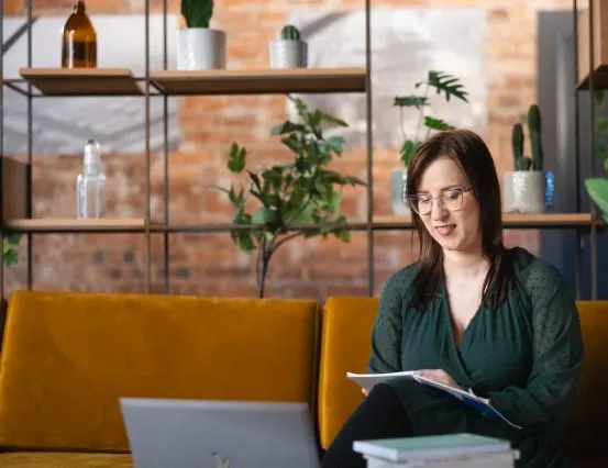 E-commerce i Marketplace Management | Studia I stopnia w Chorzowie | Uniwersytet WSB Merito Chorzów: studentka czytająca książkę