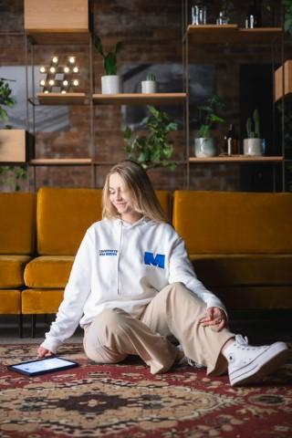 Zarządzanie projektem - Junior Project Manager | Studia I stopnia w Chorzowie | Uniwersytet WSB Merito Chorzów: studentka z tabletem