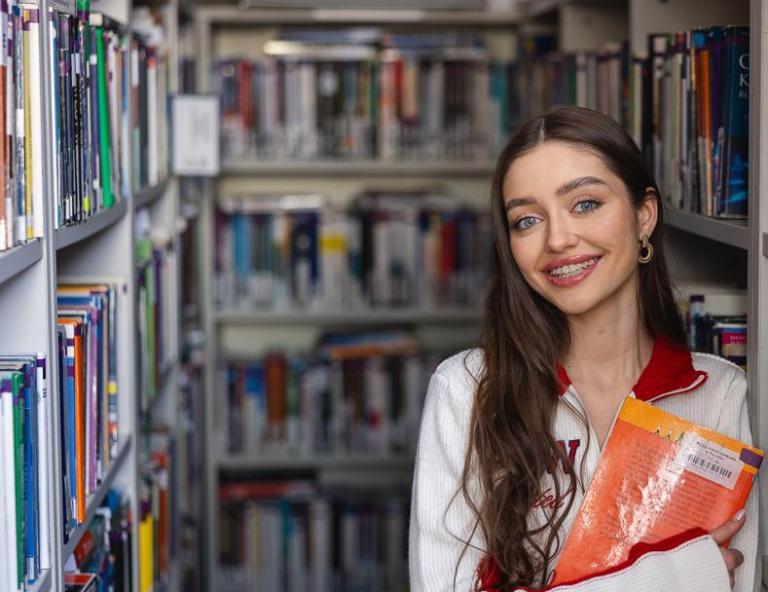 Biblioteka | Uniwersytet WSB Merito Chorzów: studentka UWSB Merito Chorzów w bibliotece