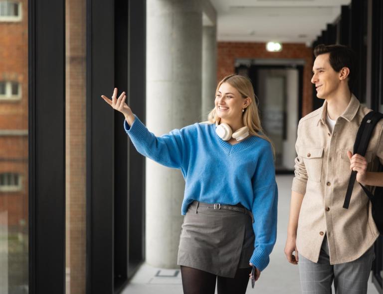 Maturzyści | Uniwersytet WSB Merito Chorzów: dwóch studentów rozmawiających ze sobą