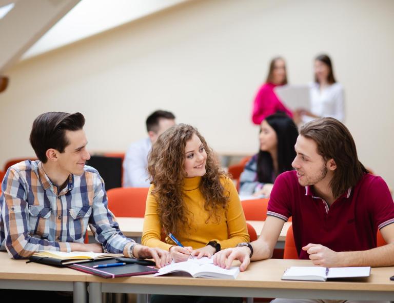 Kontynuuj studia | Uniwersytet WSB Merito Chorzów: Grafika główna: studia II stopnia, WSB Merito Chorzów