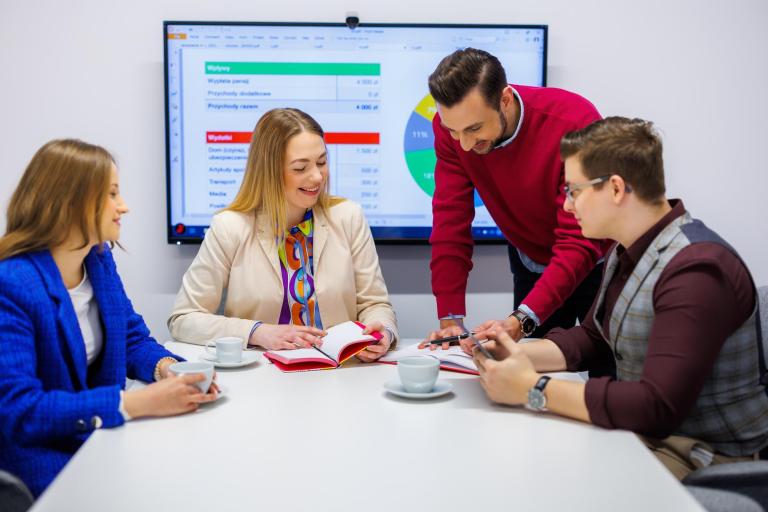 Studia podyplomowe w Chorzowie | Uniwersytet WSB Merito Chorzów: grupa osób zastanawiająca się nad rozwiązaniem zadania