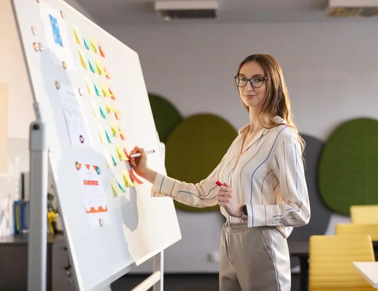 Marketing i zarządzanie sprzedażą | Studia I stopnia w Chorzowie | Uniwersytet WSB Merito Chorzów: studentka zapisuje dane na tablicy 