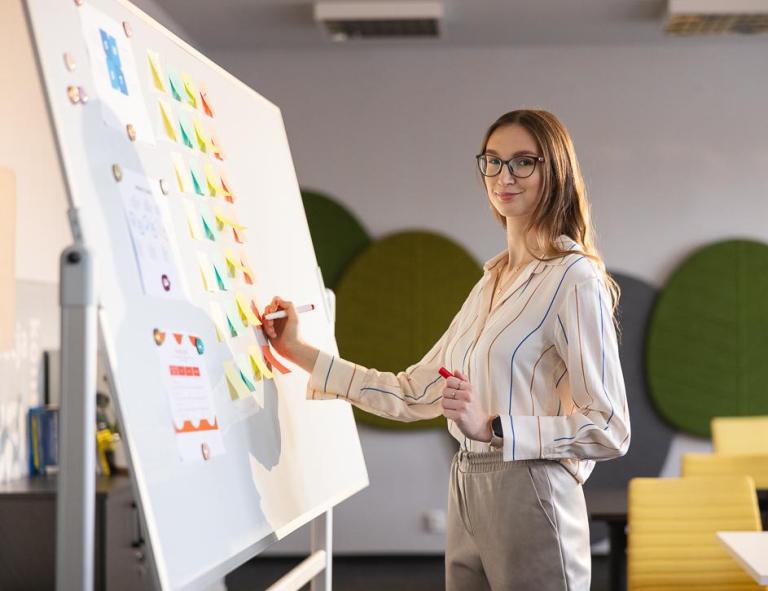 Informatyka | Studia I stopnia w Chorzowie | Uniwersytet WSB Merito Chorzów: studentka zapisuje dane na tablicy 