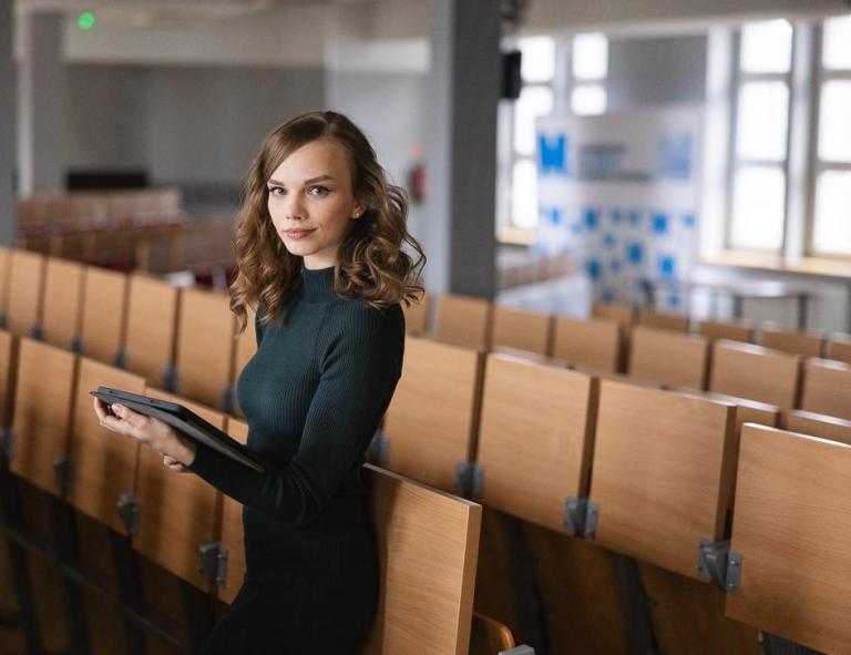 Dietetyka | Studia I stopnia w Chorzowie | Uniwersytet WSB Merito Chorzów: studentka stojąca w auli wykładowej