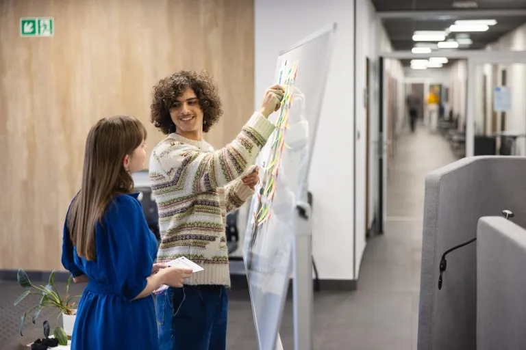 Kosmetologia | Studia I stopnia w Chorzowie | Uniwersytet WSB Merito Chorzów: dwójka studentów omawiająca dane na tablicy