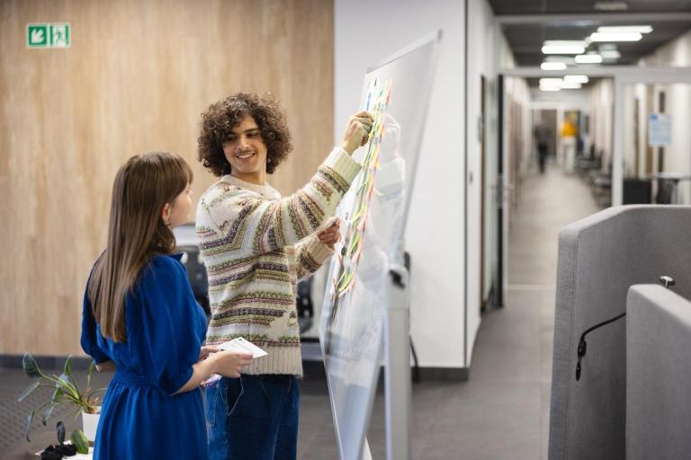 Kosmetologia | Studia I stopnia w Chorzowie | Uniwersytet WSB Merito Chorzów: dwójka studentów omawiająca dane na tablicy