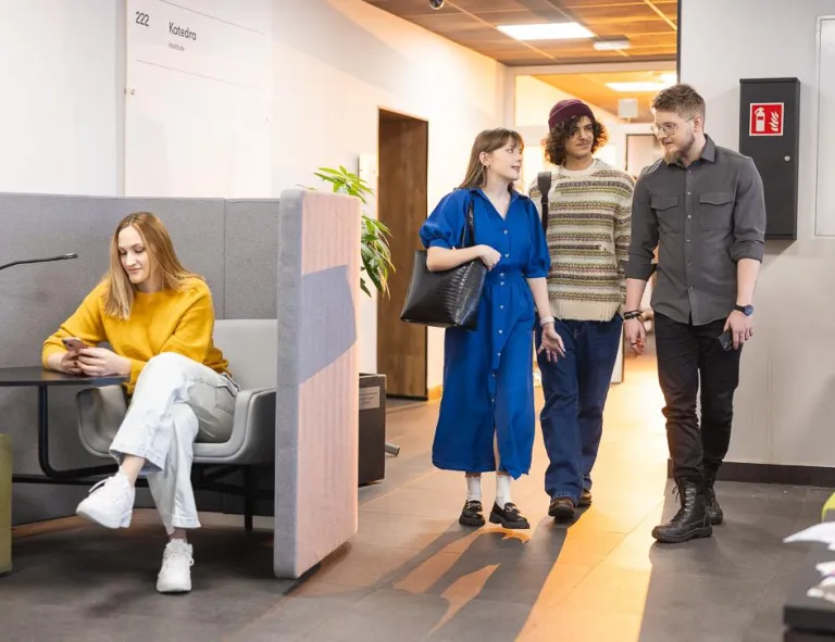 Czesne, stypendia i zniżki | Uniwersytet WSB Merito Chorzów: studenci rozmawiający ze sobą na korytarzu