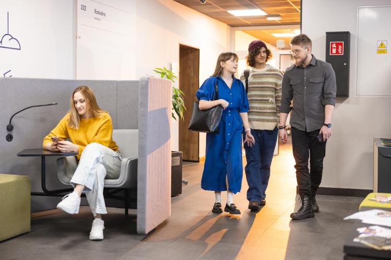 Szkoły | Uniwersytet WSB Merito Chorzów: studenci rozmawiający ze sobą na korytarzu