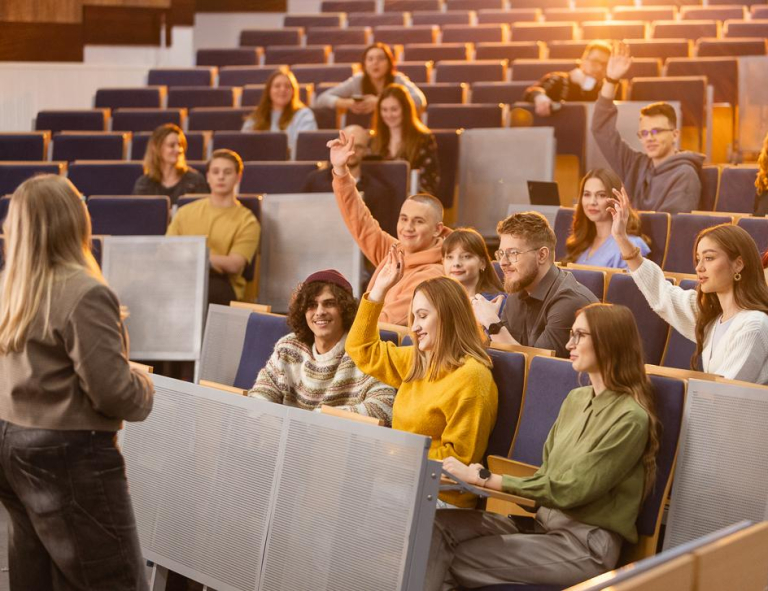 Maturzyści | Uniwersytet WSB Merito Chorzów: studenci siedzą w auli wykładowej na zajęciach